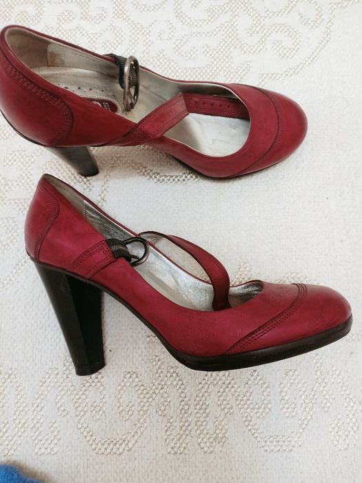 Продам туфли красные