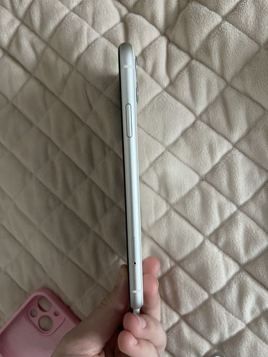Продаётся iPhone 11 белого цвета .