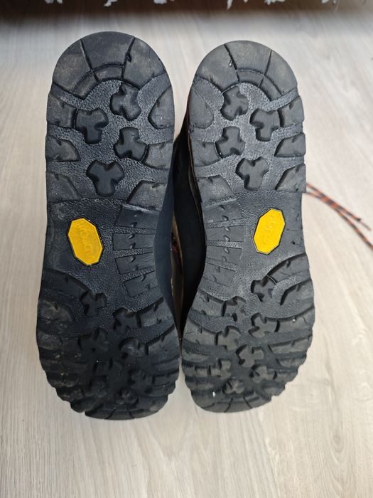 Продавам  зимни туристически обувки Alpina Nuptse