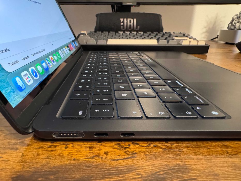 Macbook Air M2 13" 2022 8GB RAM 256GB SSD PUTIN FOLOSIT