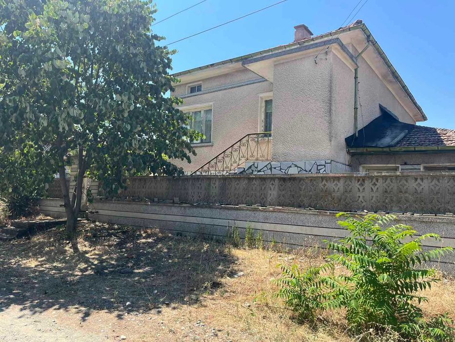 Монолитна къща на село с две бетонни плочи