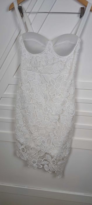 Бяла официална рокля с дантела