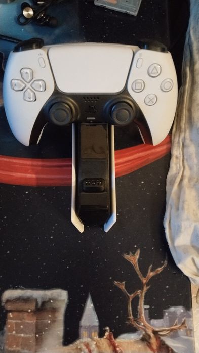 Продам PS5 slim с док станцией