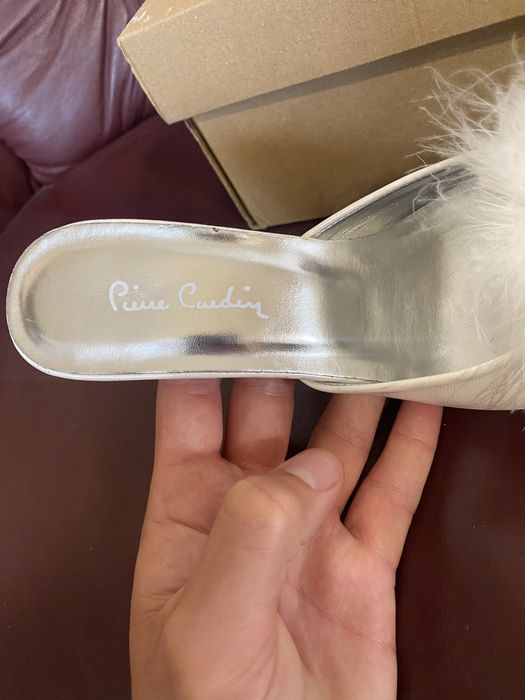 Pierre Cardin - дизайнерски чехли на ток с пера