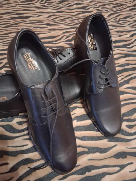 Vînd pantofi piele,100 lei.