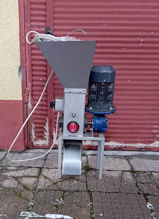 Моторни чупачка за черупкови, пръскачка, коса, мини трион, ермомелка