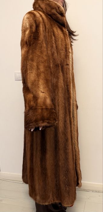 Blană naturală de nurcă – lungă, elegantă, cu guler amplu