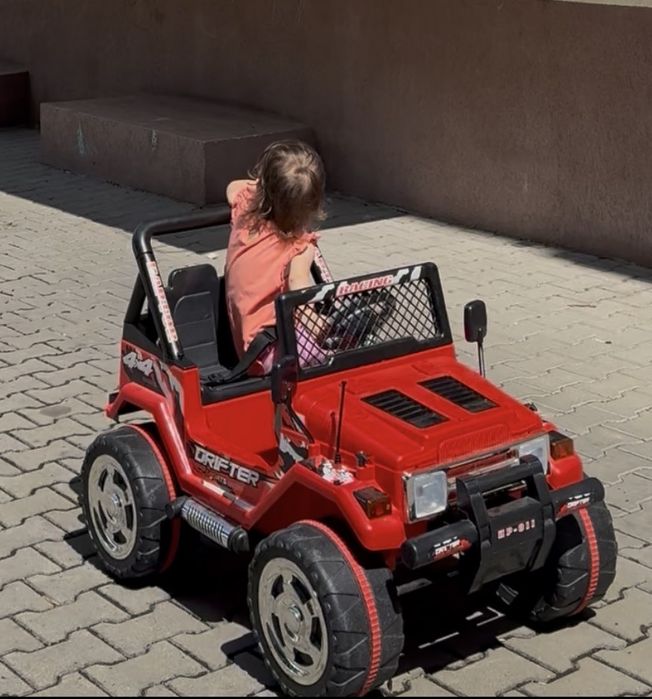 Masina electrica de copii cu telecomanda sau manuala, de culoare rosie