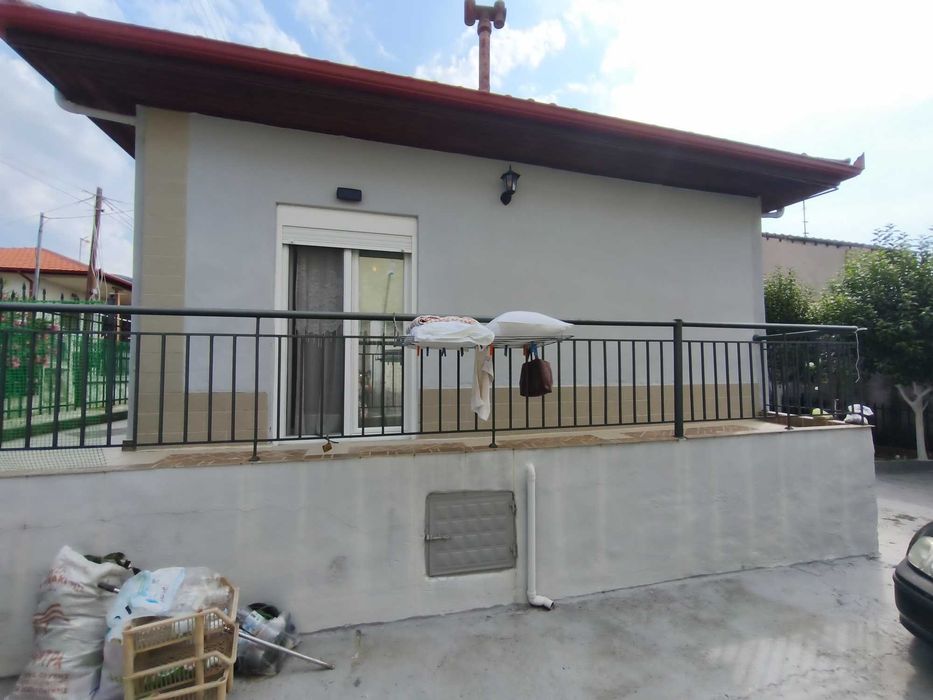 Продава къща с площ 40 м2 с двор 180 м2 в Аспровалта, Гърция