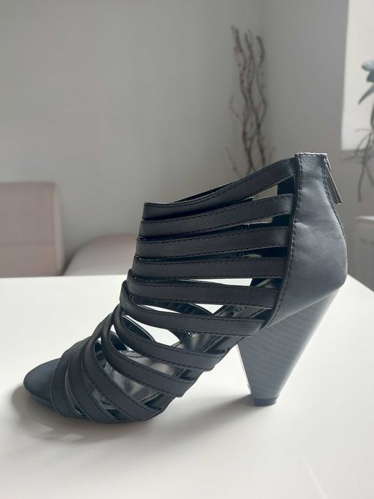 Sandale gladiator negre Dollhouse marimea 37 NOI cu eticheta toc gros
