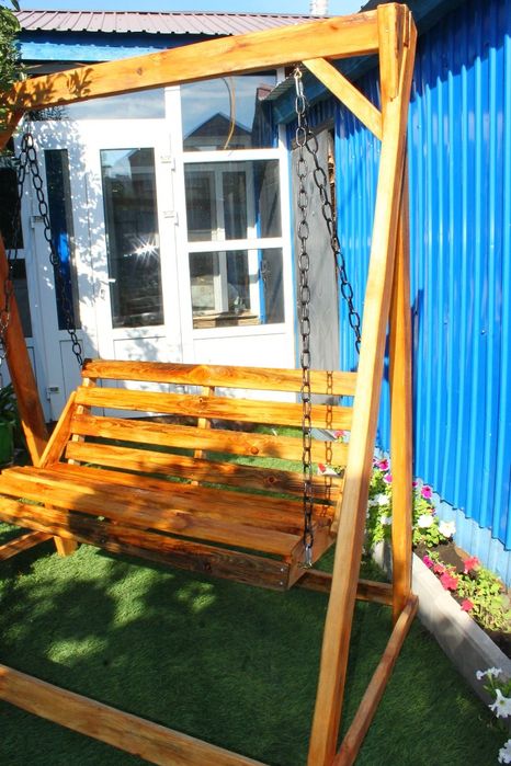 Садовые качели из дерева