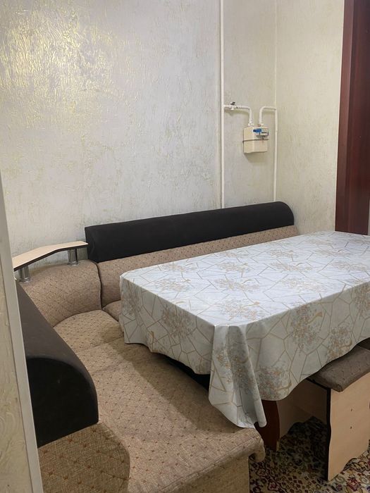 продается кухонный стол и диван