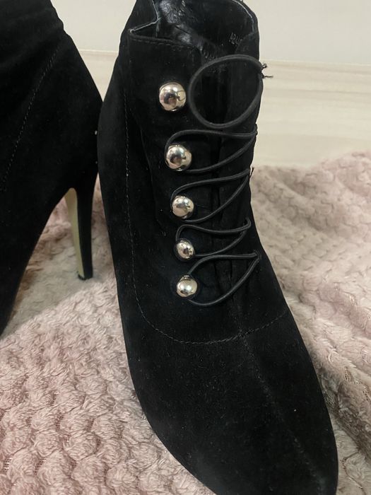 Дамски затворени обувки с ток