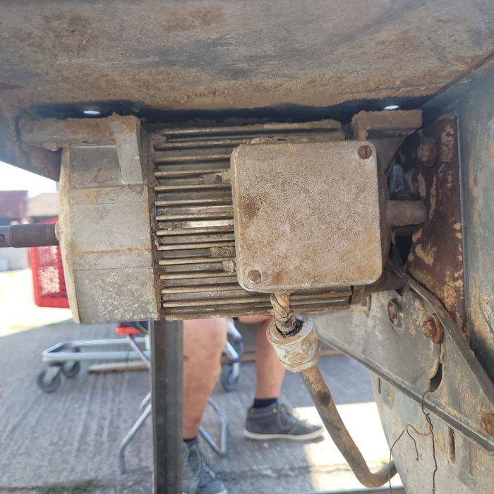 Motor trifazat cu masă