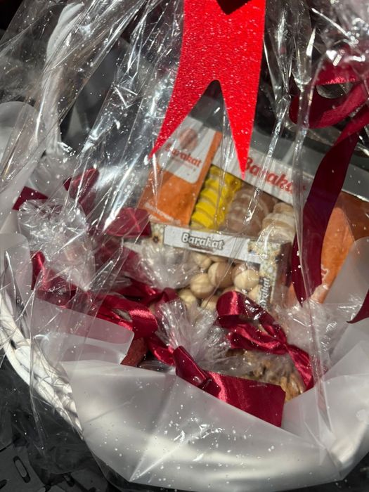 Корзины из фруктов и сладостей