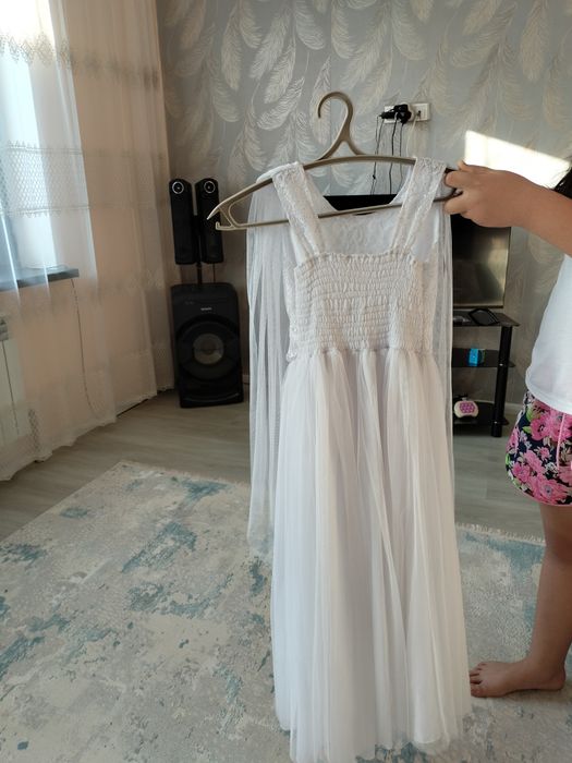 Продам платье белое красивое очень
