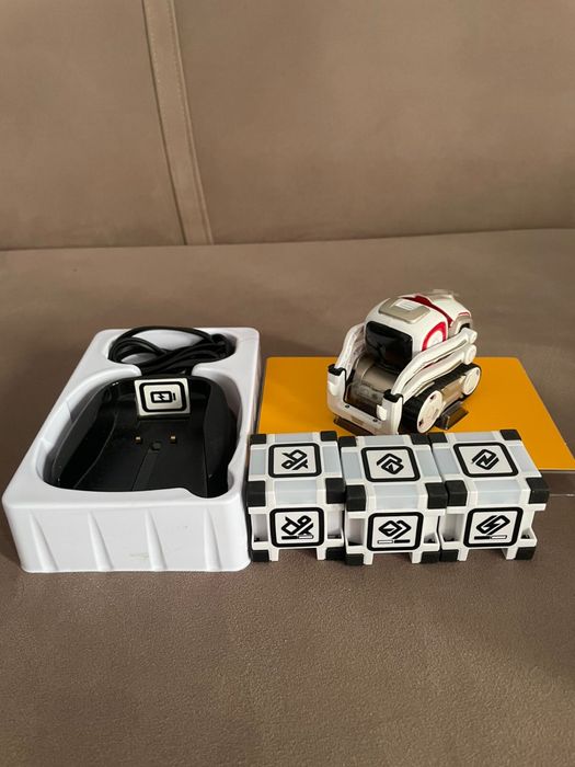 Робот Anki Cozmo на радиоуправлении Anki
