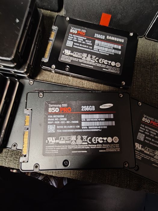 Samsung SSD 256GB/ Samsung V-NAND SSD 850 Pro.