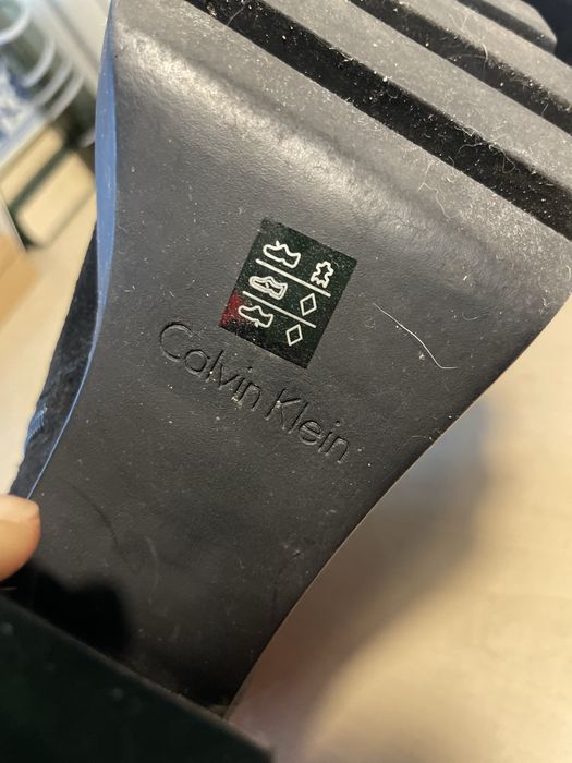 Продам демисезонные  ботинуи Calvin Klein Jeans