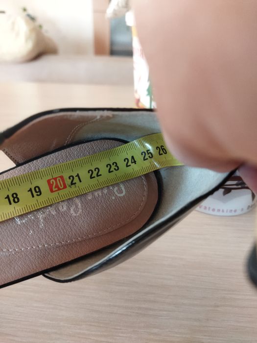 Продавам чисто нови дамски черни  обувки