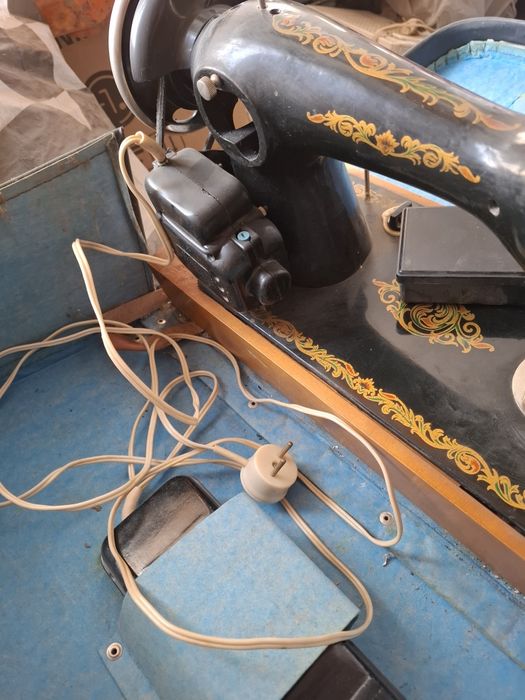 Швейная машинка с электрическим приводом