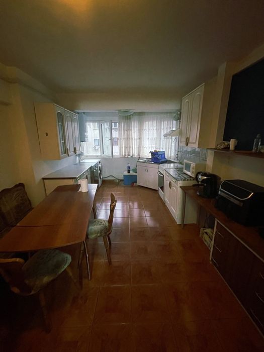 Închiriez apartament.