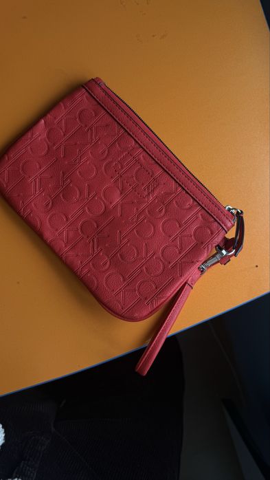 Червена чанта Calvin Klein