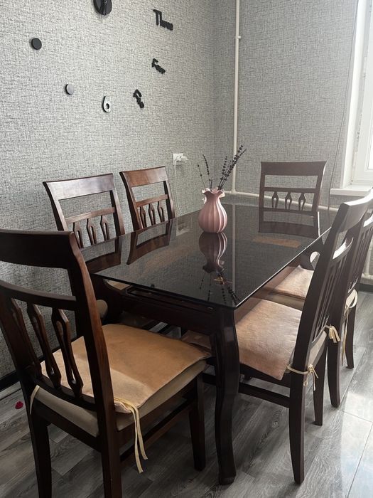 Деревянный  стол со стульями для обеденной зоны