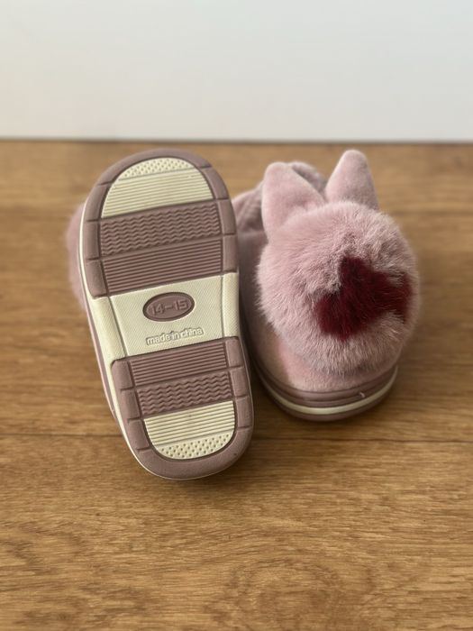 Детская обувь (тапочки с меховыми помпонами)