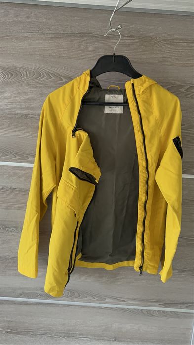 Ветровка Zara.