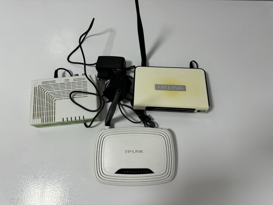 Vând 3 Routere wireless