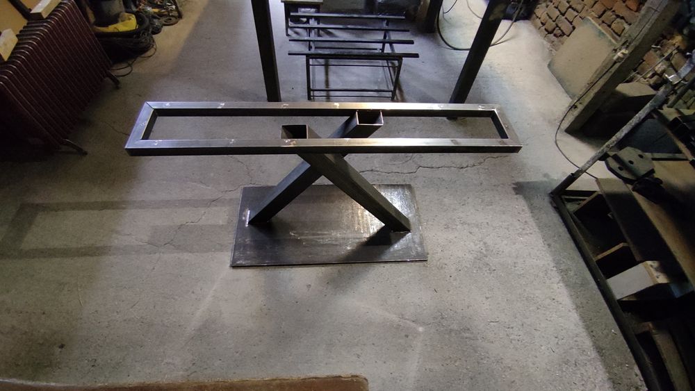 тежка и стабилна желязна основа за маса