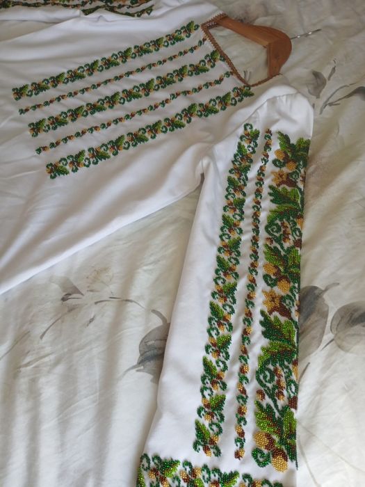 Camasa traditionala cusuta manual cu margele