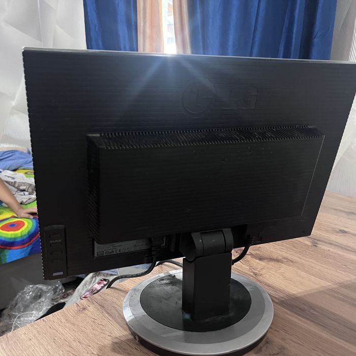 Монитор чёрного цвета