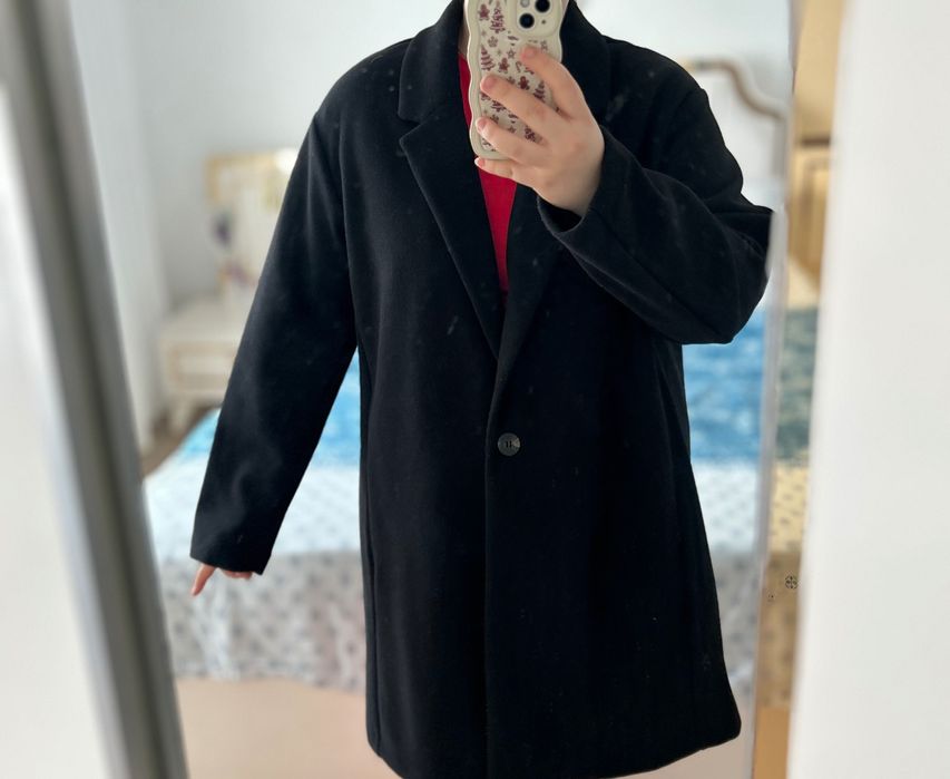 Черно изчистено палто