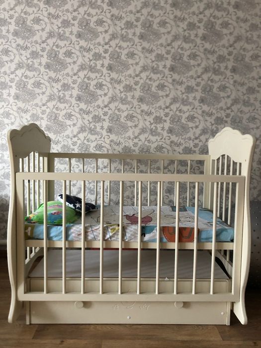 Манеж с маятником и матрасом