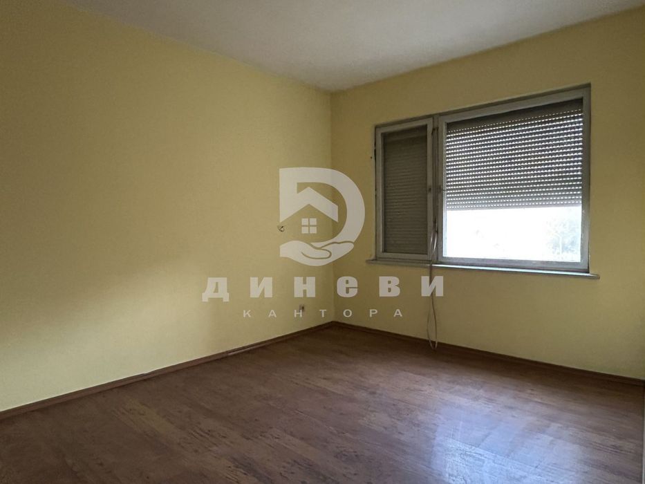 Тристаен апартамент до Търговската Гимназия