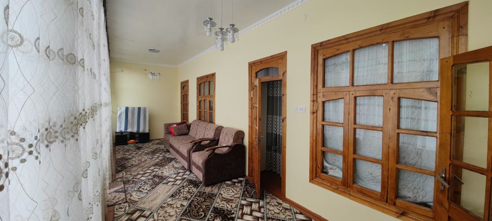 Hovli 6sotix sotiladi kitop sentridan charmgar maxala arqa tomonidan.