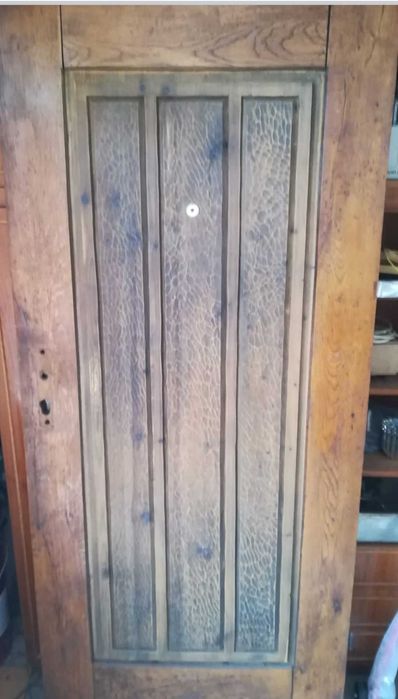 Стара входна врата без каса.