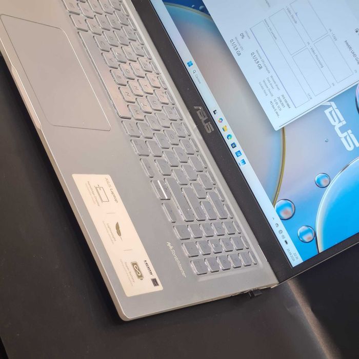HOPE AMANET P8 Laptop ASUS i3-10110u  2.10 ghz8 gb ram 256 ssd Intel UHD Graphics Cu  Incarcator