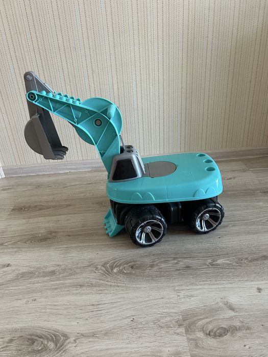 две машинки для катания детей