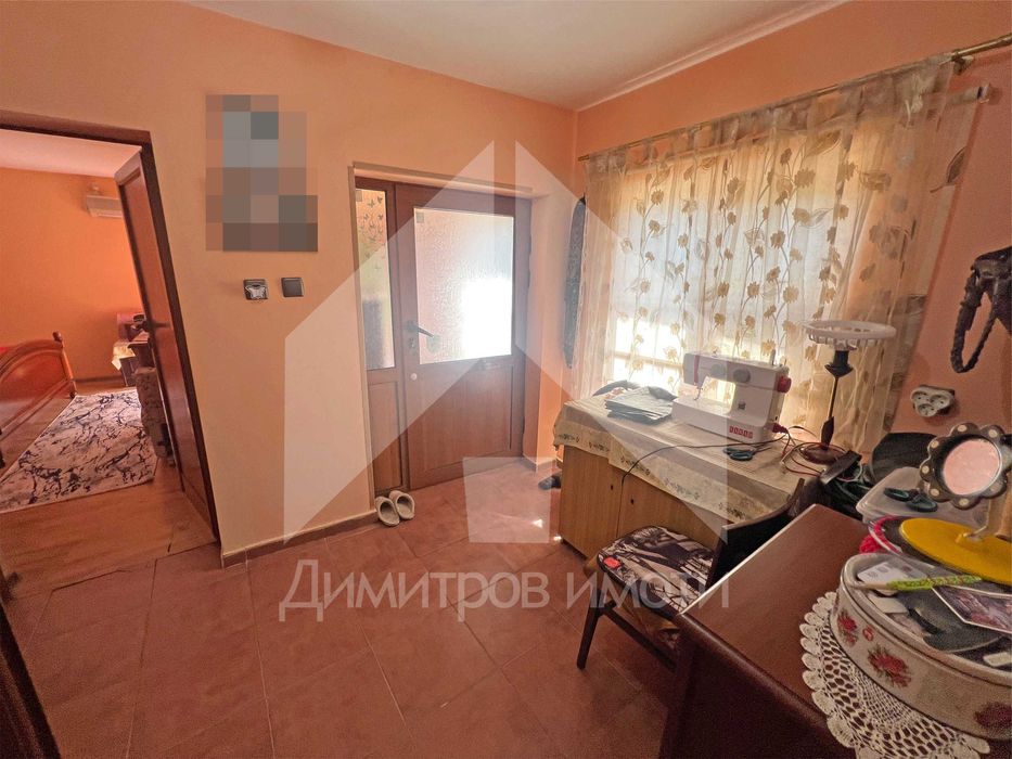 Продава еднофамилна, тухлена къща с 2 ДКА двор на 70 км от Варна.