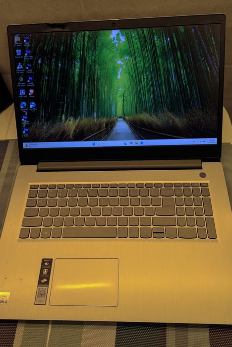 Lenovo i5 gen10, an 2022, ecran mare de 17", 12GB DDR4