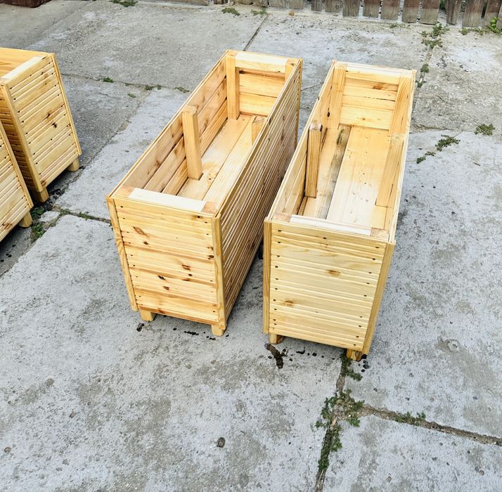 Vand jardiniere din lemn masiv