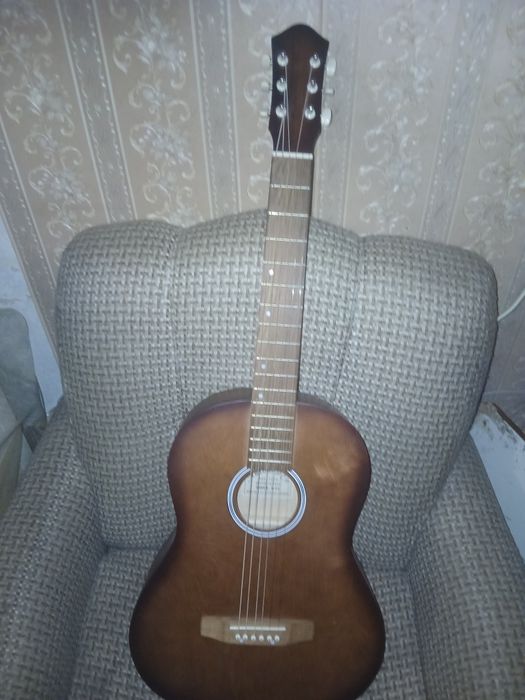 Продаю гитару 6 струнную
