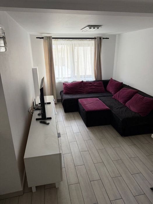 Inchiriez casa la curte