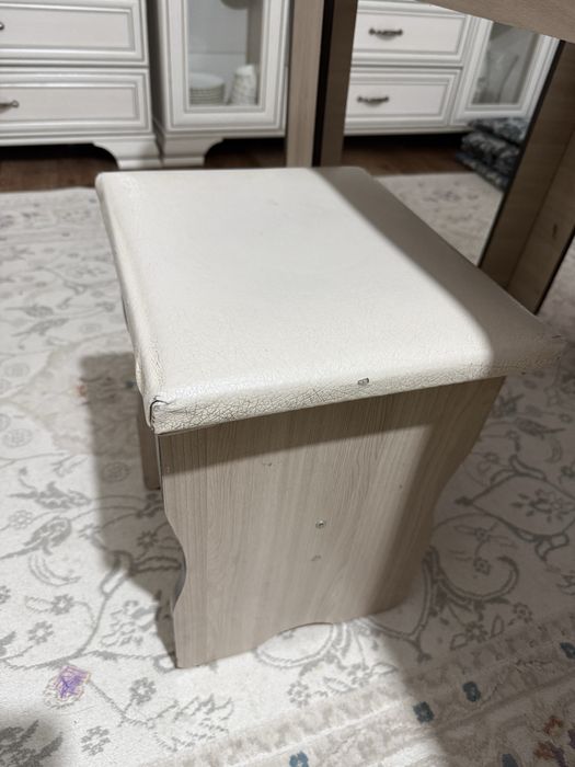 Кух стол и стулья