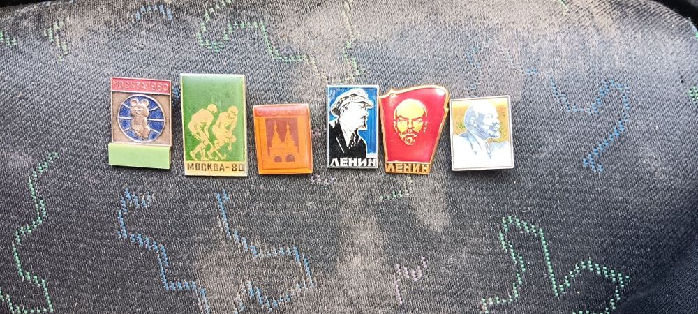 Различни видове значки.