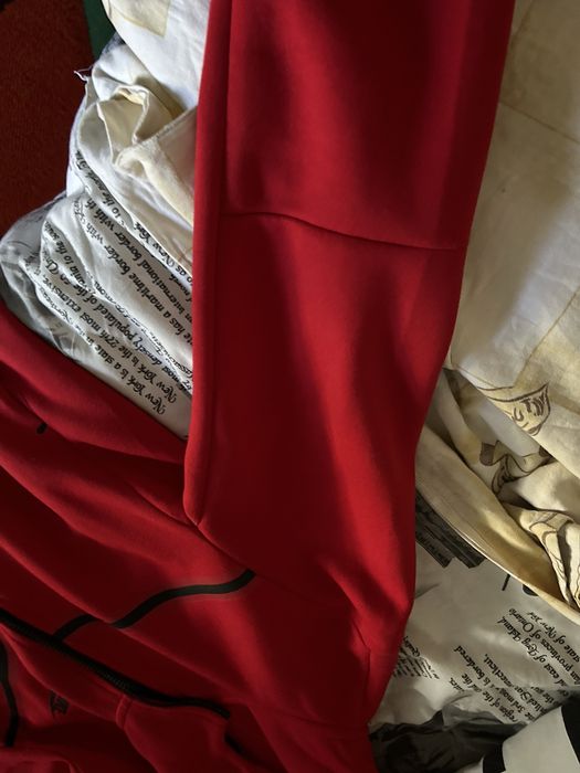 Nike tech rosu(nu se mai gaseste in magazine)