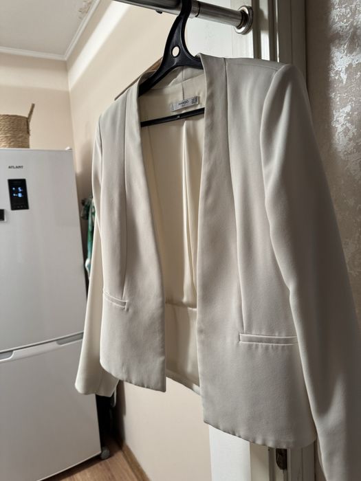 Продам белый пиджак, фирмы Манго
